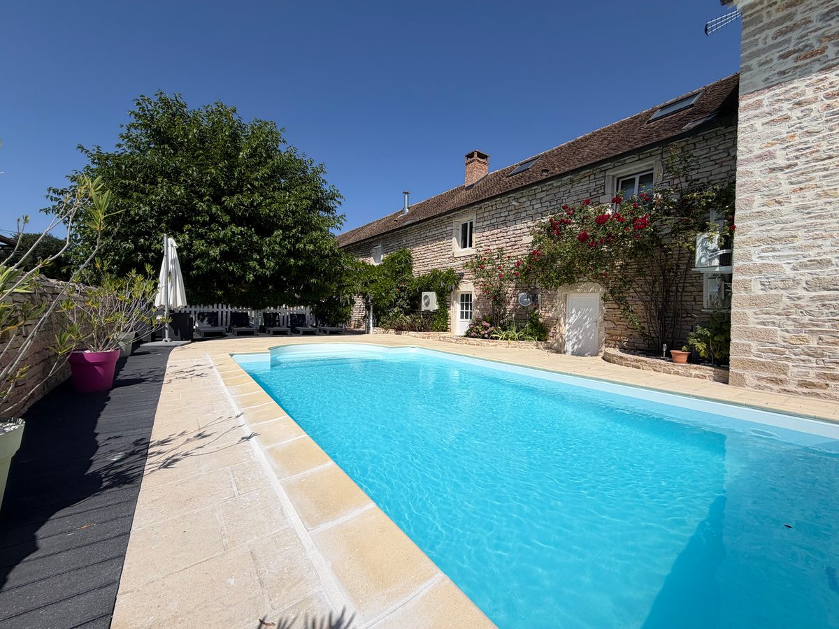 Aménagement extérieur d'une maison en pierre avec piscine et terrasse en pierre naturelle, réalisation Pinto José